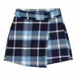 Shorts ragazza Shorts in tessuto misto lana, fantasia quadri fondo blu, allacciatura laterale con zip nascosta, elastico interno per regolazione vita, pannello frontale allacciato con bottone. Made in Italy