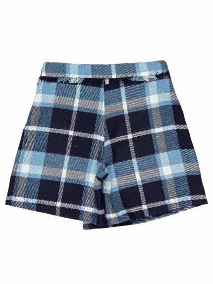 Shorts ragazza Shorts in tessuto misto lana, fantasia quadri fondo blu, allacciatura laterale con zip nascosta, elastico interno per regolazione vita, pannello frontale allacciato con bottone. Made in Italy