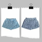 Shorts Silence Ativo Kids Shorts in fantasia rigata con cintura elastica, motivo rouche e fiocchetti applicati.