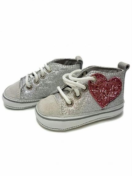 SNEAKER DECORO CUORE Un cuore rosa di paillettes decora la scarpina sportiva in pelle. Misure dal 15 al 19.