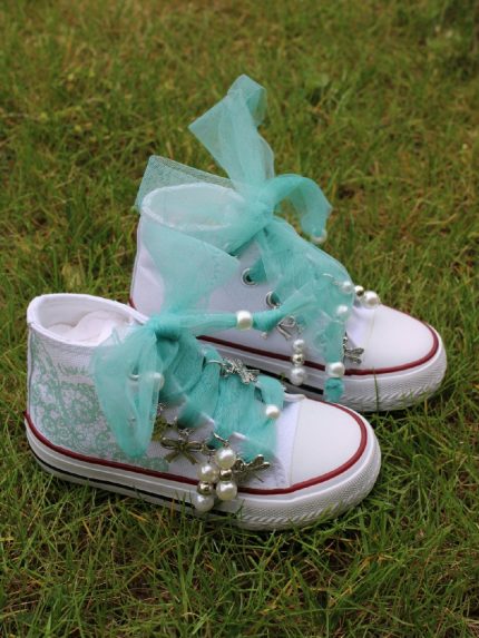 Sneakers Alte Tulle Quickas Sneakers per non passare inosservate, adatte a look eleganti e sportivi. Modello alto in tela bianca e fondo in para, comoda soletta cuscinetto, stampa pizzo laterale, lacci logati in tulle verde acqua, impreziosito da perline e charms in metallo. Lacci in cotone inclusi nella confezione! Prodotte artigianalmente in Spagna. Calzata piccola - Si consiglia l'acquisto di un numero in più!