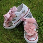 Sneakers Flowers Quickas Sneakers per non passare inosservate, adatte a look eleganti e sportivi. Modello in tela e fondo in para, comoda soletta cuscinetto, stampa logo laterale argentato, lacci in raso oro logati, applicazione di fiori in tessuto, impreziosito da perline e charms in metallo. Lacci in cotone inclusi nella confezione! Prodotte artigianalmente in Spagna. Calzata piccola - Si consiglia l'acquisto di un numero in più!
