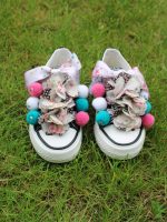 Sneakers Vichy&Flowers Quickas Sneakers per non passare inosservate, adatte a look eleganti e sportivi. Modello in tela nera e fondo in para, comoda soletta cuscinetto, stampa logo laterale argentato, lacci logati in raso rosa fantasia, applicazione di fiori in tessuto fantasia rosa/nero, impreziosito da pom pon in tessuto e charms in metallo. Lacci in cotone inclusi nella confezione! Prodotte artigianalmente in Spagna. Calzata piccola - Si consiglia l'acquisto di un numero in più!