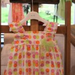 Top bimba Top fantasia, 100% cotone, con scollo quadro e manichine a volant, fiocchetto in tulle applicato.
