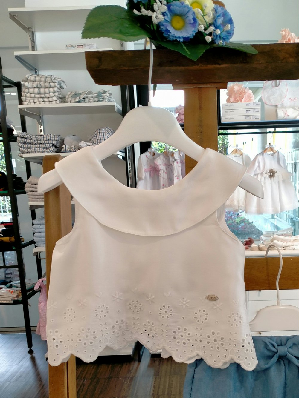 Top La Vie En Rose JH1864 00 Top La Vie En Rose Top smanicato con collo a corolla, fondo smerlato con ricamo traforato, schiena scoperta chiusa da due fiocchi.