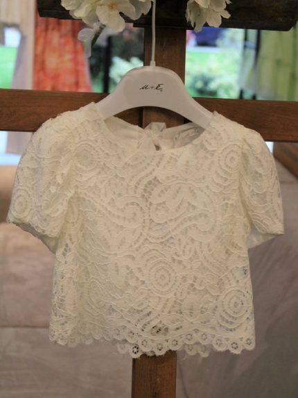 Top pizzo bimba Top in pizzo, fodera 100% cotone, con allacciatura posteriore con fiocco.