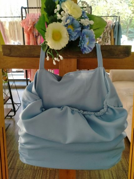 Top ragazza Top senza maniche con corpino arricciato, allacciatura con zip laterale nascosta,spalline annodate dietro il collo.