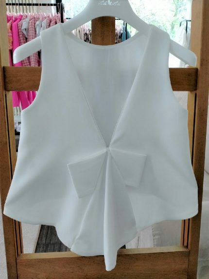Top ragazza Elegante top smanicato per ragazza, modello svasato più corto davanti, scollatura a v posteriore con motivo di finto fiocco.