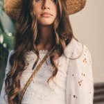 Top ragazza Top crop in pizzo con scollo quadro.