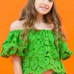 Top ragazza Top in pizzo con scollo tondo elasticizzato, maniche a palloncino, fondo smerlato, fodera in cotone.