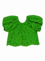 Top ragazza Top in pizzo con scollo tondo elasticizzato, maniche a palloncino, fondo smerlato, fodera in cotone.