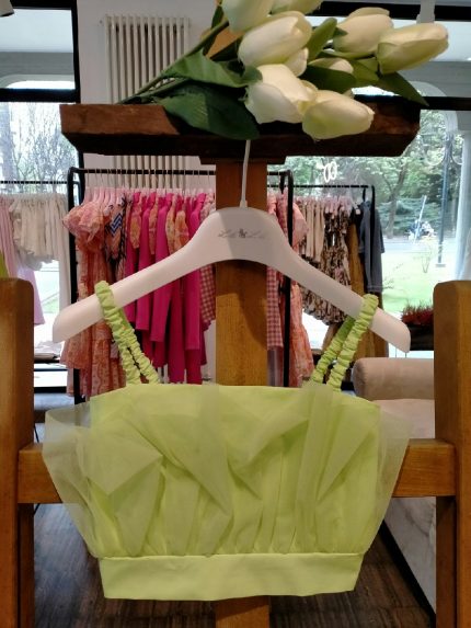 Top ragazza Top corto in tulle e tessuto con spalline elasticizzate, corpino dietro arricciato ed elastico.