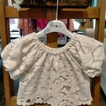 Top ragazza Top in pizzo con scollo tondo elasticizzato, maniche a palloncino, fondo smerlato, fodera in cotone.