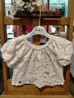 Top ragazza Top in pizzo con scollo tondo elasticizzato, maniche a palloncino, fondo smerlato, fodera in cotone.