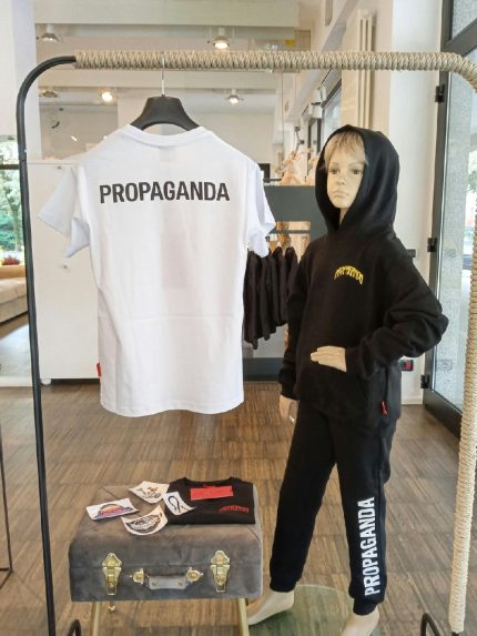 T.shirt a manica corta T.shirt girocollo a maniche corte, 100% cotone, logo PROPAGANDA stampato davanti e dietro, etichetta logata cucita sul fianco. Made in Italy