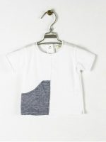 T.SHIRT BABY MANICA CORTA T.shirt baby in cotone a manica corta con tasca in tessuto rigato applicata.