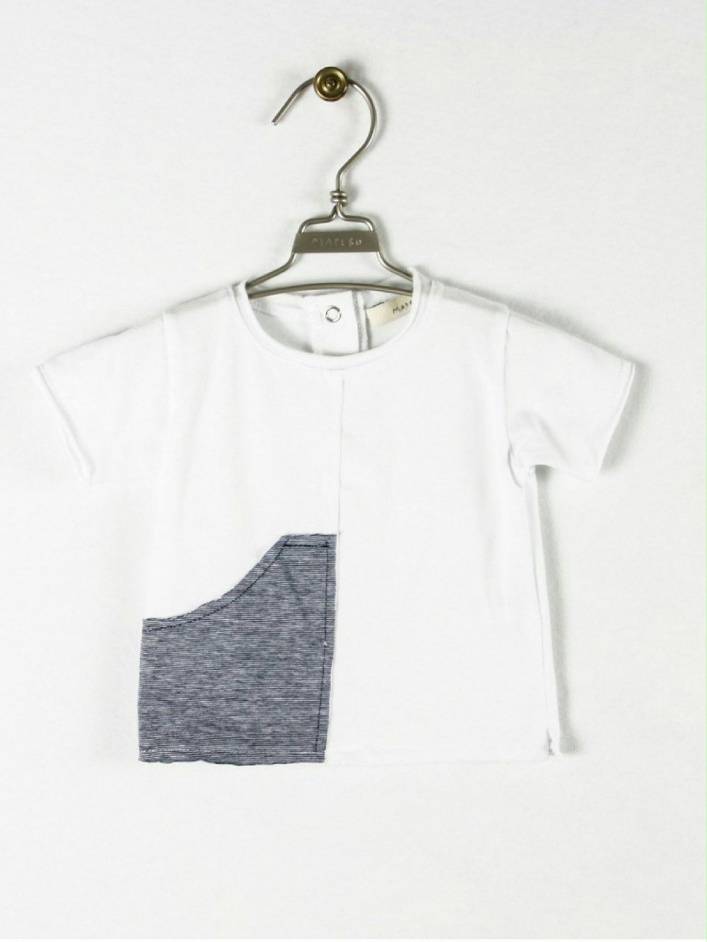 T.SHIRT BABY MANICA CORTA M19175 00 T.SHIRT BABY MANICA CORTA T.shirt baby in cotone a manica corta con tasca in tessuto rigato applicata.