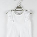 T.SHIRT BABY SMANICATA VOLANTS T.shirt smanicata in cotone con motivo a volants sulle spalle.