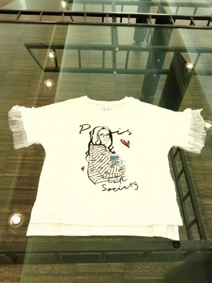 T.SHIRT COTONE M/C ATIVO KIDS - T.shirt in cotone a manica corta con tulle, stampa caffè. Taglie 4/16 anni.