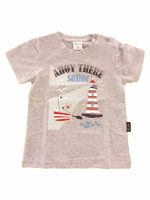 T.SHIRT COTONE M/C SAILOR ATIVO KIDS - T.shirt in cotone a manica corta stampa SAILOR. Taglie 6/36 mesi.