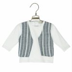 T.SHIRT COTONE M/L CON GILET T.shirt girocollo a manica lunga con gilet applicato.