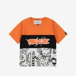 T.shirt fantasia manica corta T.shirt girocollo - 100% cotone - color block stampa doodle all over, inserto tinta unita nero con stampa logo Shoe arancione, collo lavorato a costine e apertura a bottoncini sulla spalla.