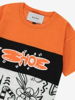 T.shirt fantasia manica corta T.shirt girocollo - 100% cotone - color block stampa doodle all over, inserto tinta unita nero con stampa logo Shoe arancione, collo lavorato a costine e apertura a bottoncini sulla spalla.