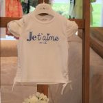 T.shirt m/corta bimba T.shirt girocollo in cotone elasticizzato con stampa glitter, particolare manichina scesa in sangallo e coulisse sui fianchi per arricciare, comoda apertura posteriore con bottoncino fino alla taglia 18 mesi.