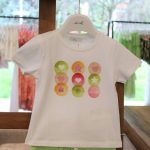 T.shirt m/corta bimba T.shirt stampata, modello girocollo a maniche corte in cotone elasticizzato, comoda apertura posteriore con bottoncino fino alla taglia 18 mesi. Promo50
