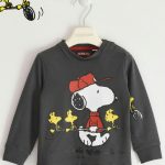 T.shirt m/lunga Peanuts T.shirt a manica lunga per bambino Sarabanda realizzata in jersey 100% cotone. Il modello fa parte della capsule Peanuts con stampa Snoopy . Apertura sulla spalla con bottoni snap fino alla taglia 3 anni.