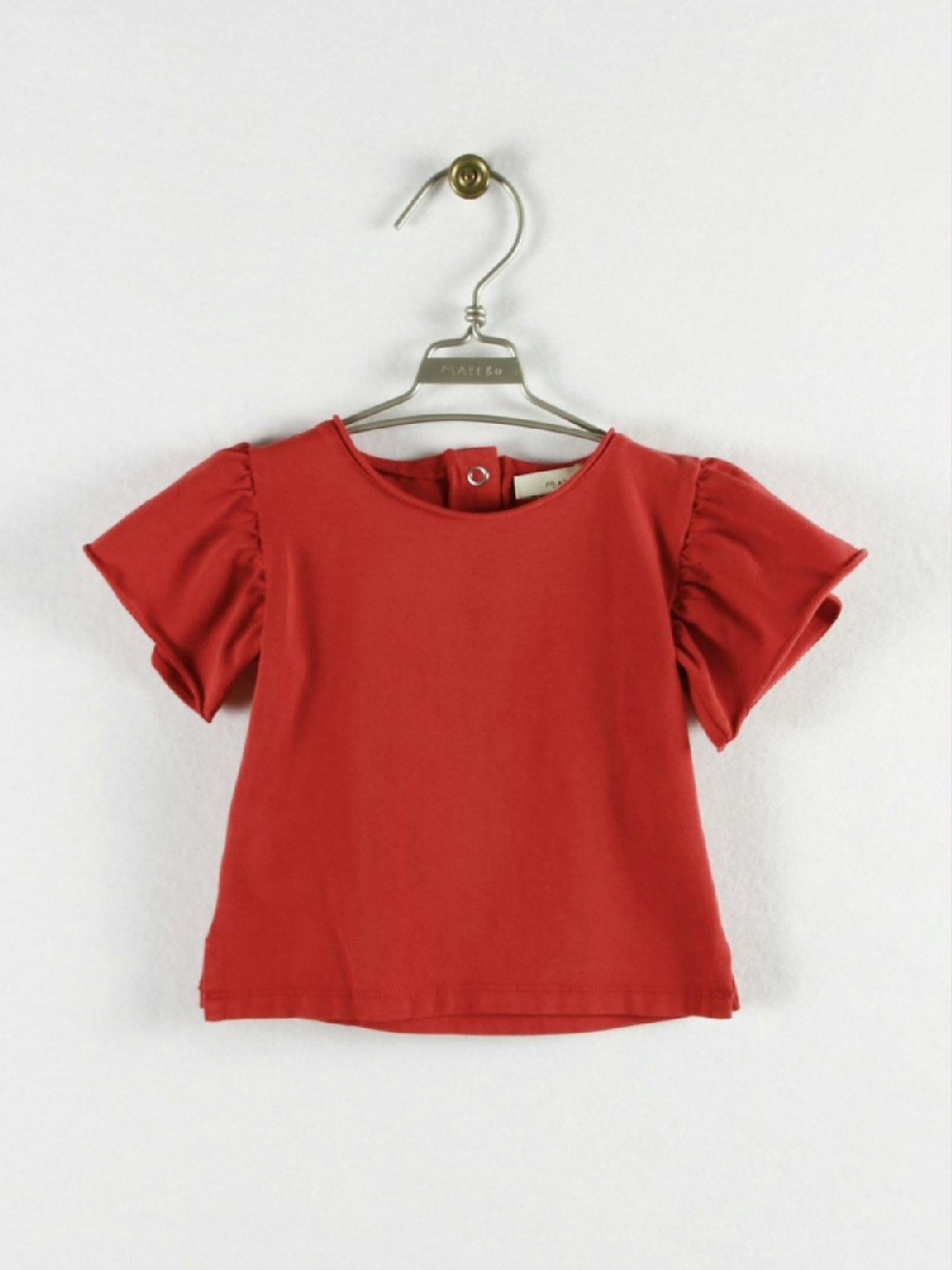 T.SHIRT MANICA CAMPANA M19185 00 T.SHIRT MANICA CAMPANA Semplice ma d'effetto la t.shirt di MAPERÒ in cotone elasticizzato con maniche corte a campana. Chiusura posteriore a bottoncini. Taglie 3/36 mesi.
