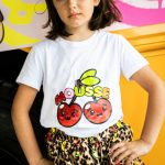 T.shirt manica corta bimba Leojoy T.shirt Bambina con Stampa Logo e Ciliegie - Mousse Kids Made in Italy Mousse Bambina Primavera/Estate