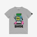 T.shirt manica corta fantasia T.shirt girocollo basic in cotone 100%, tinta unita di colore grigio chiaro con stampa a colori fluo "shoe characters" sul fronte. Collo lavorato a costine e personalizzazione con etichetta nera in tessuto "plus symbol" cucita sull'orlo della manica sinistra. Vestibilità regulare.