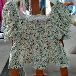 T.shirt manica corta Fields Of Flowers T.shirt - 100% cotone - a manica corta a palloncino, scollo quadro elasticizzato, arricciatura elastica in vita, stampa fantasia all over.