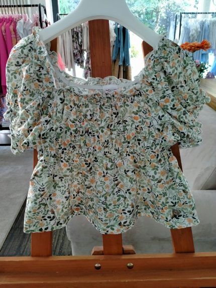 T.shirt manica corta Fields Of Flowers T.shirt - 100% cotone - a manica corta a palloncino, scollo quadro elasticizzato, arricciatura elastica in vita, stampa fantasia all over.