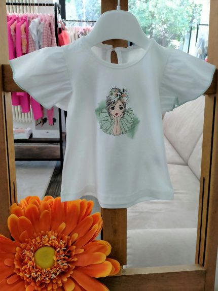 T.shirt manica corta Fields Of Flowers T.shirt in cotone con maniche corte ad aletta - leggermente plissettate - profilate a punto cordoncino, scollo tondo, stampa sul davanti con fiocchetto applicato.