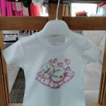 T.shirt manica corta Gattina T.shirt a manica corta – 100% cotone Bio – stampa gattina.