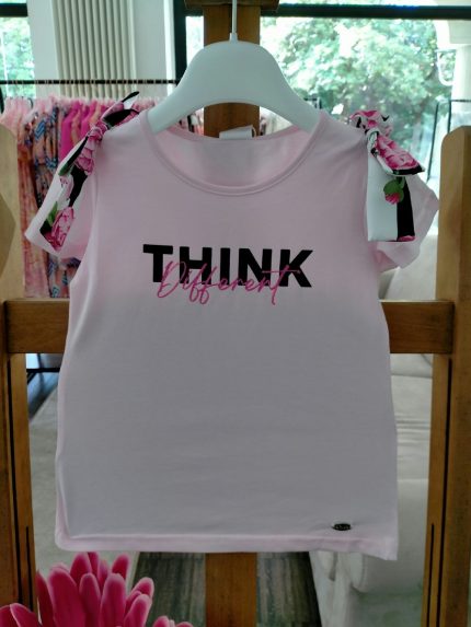 T.shirt manica corta La Vie En Rose T.shirt stampata n cotone elasticizzato, grossi fiocchi applcati sulla spalla in tessuto fantasia floreale all over.
