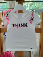 T.shirt manica corta La Vie En Rose T.shirt stampata n cotone elasticizzato, grossi fiocchi applcati sulla spalla in tessuto fantasia floreale all over.