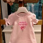 T.shirt manica corta La Vie En Rose T.shirt stampata con particolare manichina corta aperta chiusa da fiocchetto, bottoncini sulla spalla per comodo indosso.