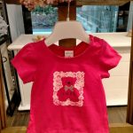 T.shirt manica corta La Vie En Rose T.shirt in cotone a manica corta, scollo tondo, stampa frontale, bottoncini sulla spalla per apertura fino alla taglia 18 mesi, piccola balza al fondo.
