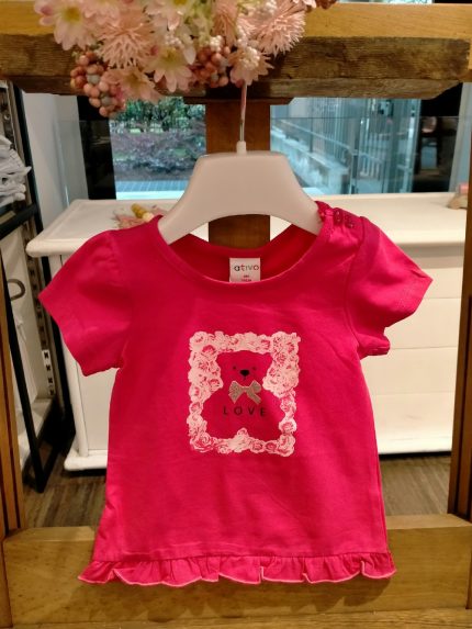 T.shirt manica corta La Vie En Rose T.shirt in cotone a manica corta, scollo tondo, stampa frontale, bottoncini sulla spalla per apertura fino alla taglia 18 mesi, piccola balza al fondo.