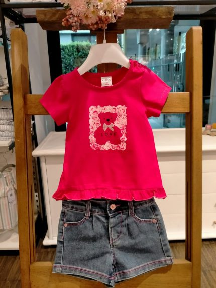 T.shirt manica corta La Vie En Rose T.shirt in cotone a manica corta, scollo tondo, stampa frontale, bottoncini sulla spalla per apertura fino alla taglia 18 mesi, piccola balza al fondo.