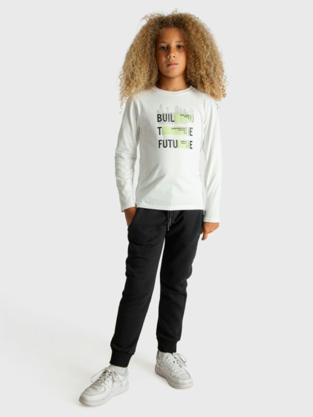 T.shirt manica lunga bambino YF6322 00 T.shirt manica lunga bambino T.shirt Bambino a Manica Lunga in Cotone Stretch: Stile e Comfort