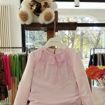 T.shirt manica lunga T.shirt girocollo a manica lunga, tessuto invernale, allacciatura dietro con bottoncino, motivo volant in organza allo scollo. Made in Italy Party Natale
