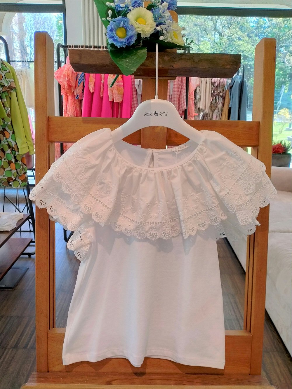 T.shirt pizzo m/corta ragazza LL2019 00 T.shirt pizzo m/corta ragazza Originalissima t.shirt in jersey di cotone con collo a corolla e maniche a tulipano in pizzo.