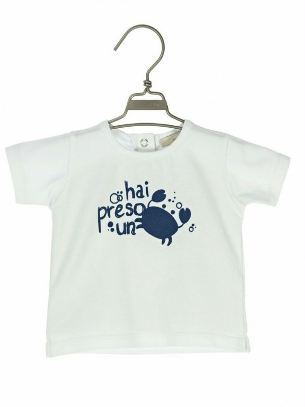 T.SHIRT STAMPA GRANCHIO Pratica t.shirt a maniche corte in cotone elasticizzato, colore bianco con stampa "granchio" blu oceano. Taglie da 3 mesi a 4 anni.