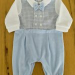 Tutina ciniglia Cielo Tutina in ciniglia per neonato senza piedini, modello con colletto e papillon e corpino in fantasia a quadretti color cielo, pantaloncini in tinta unita. Made in Italy