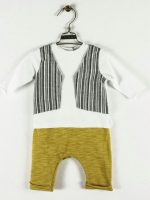 TUTINA CON FINTO GILET È per bimbi eleganti la tutina bicolore a maniche lunghe - 100% cotone - senza piedini, con gilet applicato e comoda apertura posteriore.