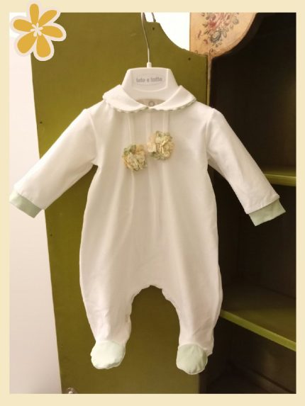 Tutina neonata Fiori di Campo Tutina con piedini in jersey di cotone per neonata. Colletto profilato in tessuto e grazioso decoro fiori in tessuto fantasia. Made in Italy Glam Lista Nascita Corredino